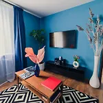 דירה Top-floor Retreat Near Old Town *