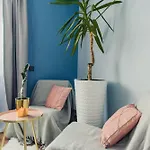Top-floor Retreat Near Old Town דירה *
