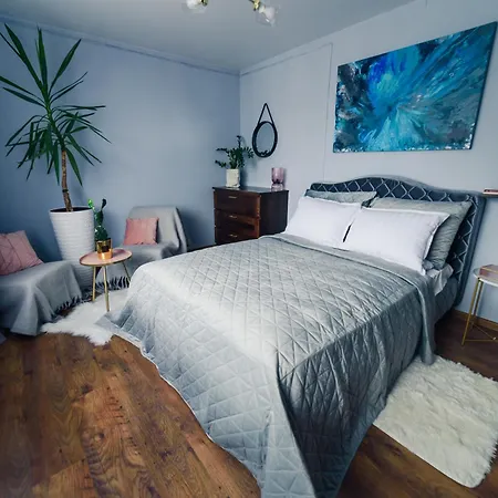 Apartment Top-floor Retreat Near Old Town